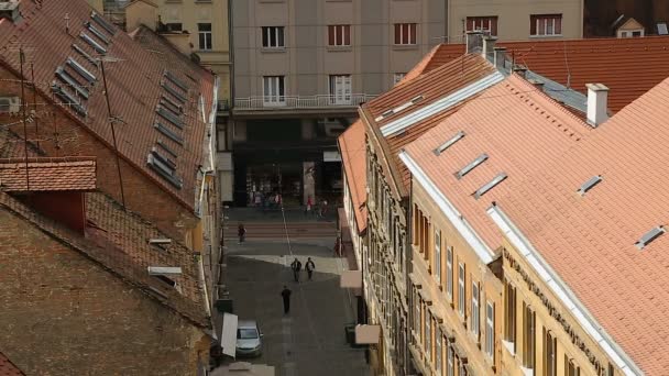 Hermosa vista sobre los tejados rojos y la calle estrecha de Zagreb, el turismo en Croacia — Vídeo de stock