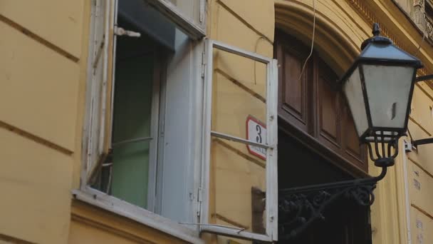 Vista na janela aberta do edifício velho e da luz de rua, hospitalidade e amity — Vídeo de Stock