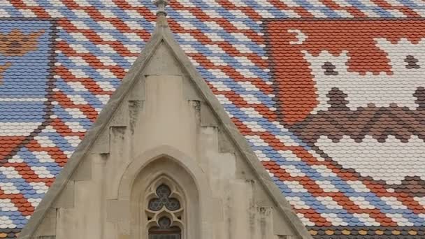 Tiles of St. Mark's church with coat of arms of Zagreb and countries triune — Stock Video