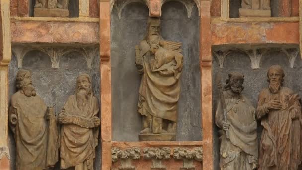Staré sochy zdobí hlavním vchodem kostela svatého Marka, architektura — Stock video