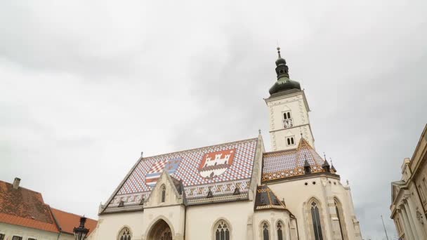ZAGREB, CROACIA - CIRCA AGOSTO 2014: Turismo en la ciudad. El Regimiento Cravat marchando cerca de la iglesia de San Marcos, guardia de honor de Zagreb — Vídeo de stock