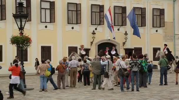 ZAGREB, CROATIA - CIRCA AUGUST 2014: Sightseeing in the city. Zagreb guard of honour riding on horses on Saint Mark's square, Cravat Regiment — Stock Video