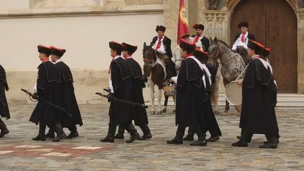ZAGREB, CROÁCIA - CIRCA AGOSTO 2014: Passeios turísticos na cidade. Guarda de honra de Zagreb marchando na praça de São Marcos, Regimento Cravat — Vídeo de Stock