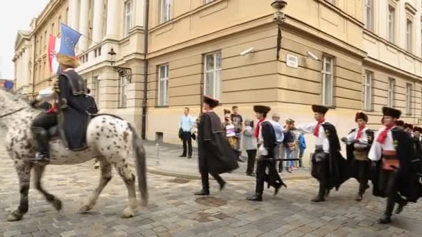 Zagreb, Hırvatistan - yaklaşık Ağustos 2014: Gezi şehrin. Ünlü Cravat alayı Zagreb sokaklarda, Yargıç, Hırvatistan kıtası yürüyen — Stok video