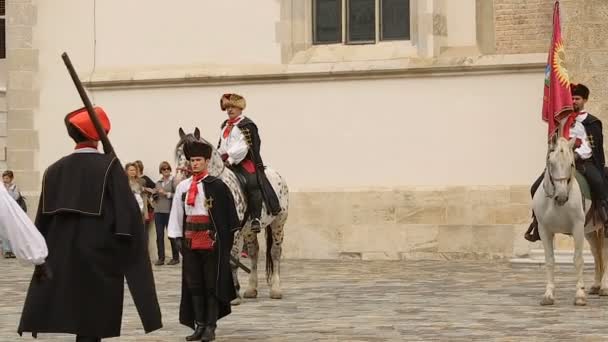 Загреб, Хорватія - Circa серпня 2014: Огляд визначних пам'яток міста. Реконструкція історичного дії на Марко, marching почесної варти — стокове відео