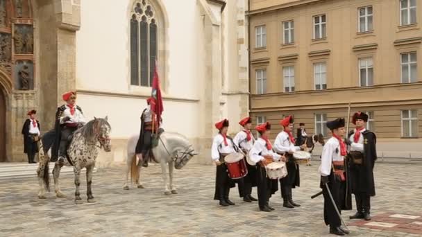 Zagreb, Horvátország - körülbelül 2014. augusztus: Városnézés a városban. Zágráb, Cravat ezred, Gárda, becsület, történelmi előadás reenactment — Stock videók