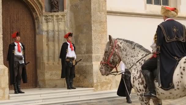 Ζάγκρεμπ, Κροατία - Circa Αυγούστου 2014: Αξιοθέατα στην πόλη. Φρουρά της τιμής και την εντολή Εκτέλεση ιστορικά γεγονότα στο Ζάγκρεμπ, Οδός Εμφάνιση — Αρχείο Βίντεο