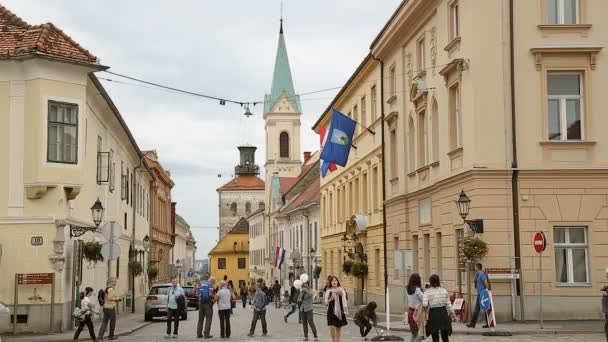 ZAGREB, CROACIA - CIRCA AGOSTO 2014: Turismo en la ciudad. Turistas satisfechos caminando en la plaza de San Marcos en Zagreb, el turismo en Croacia — Vídeos de Stock