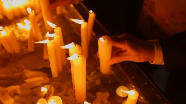 Люди запалюють свічки в меморіальному місці, смуток і біль. У церкві — стокове відео