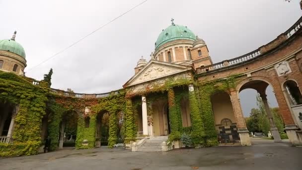 Wunderschönes panorama der altertümlichen kirche des königs christ, mirogoj friedhofspark — Stockvideo