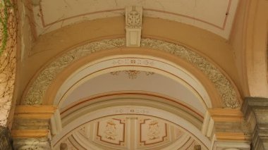 Mirogoj mezarlığı Arcade, İsa heykeli ile mezar antik mimari