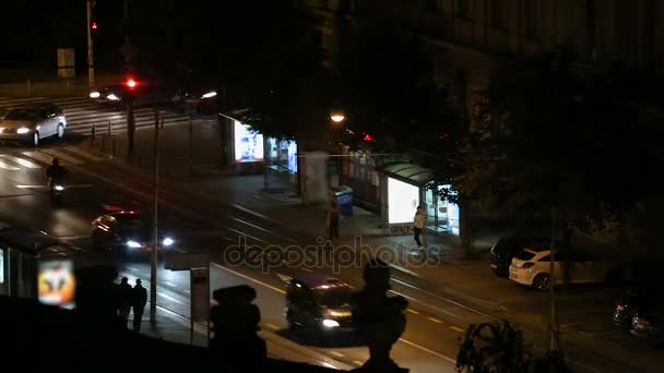 Gece şehir trafik otobüs durağı ve hareketli araba, cityscape Zagreb city otellerini göster — Stok video
