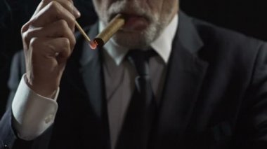 Milyoner aydınlatma pahalı Havana purosu ile bir maç, güç ve yetki