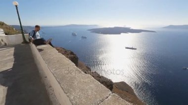 Güneşli Adaları ve deniz cruise gemileri manzarayı mutlu erkek turist