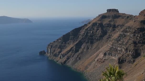 Ville d'Oia sur la caldera volcanique de l'île de Santorin baignée par la mer Égée, panorama 