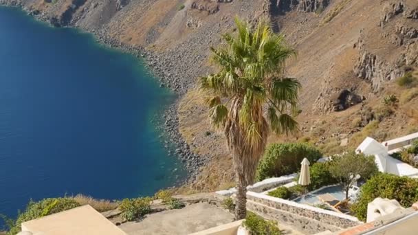 Derin mavi deniz su yıkama kayalık plaj volkanik Adası, Santorini, Yunanistan — Stok video