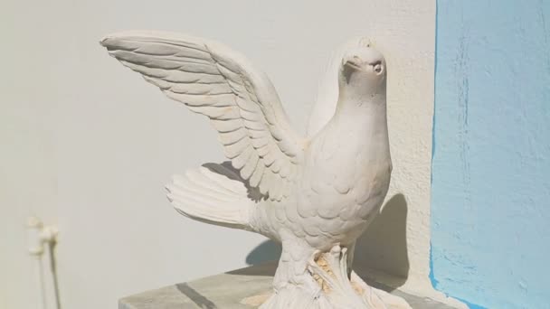 Niza estatuillas de aves hechas a mano que decoran la antigua ciudad turística griega, patrimonio cultural — Vídeos de Stock