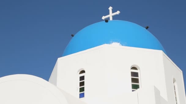 Erstaunliche blaue Kuppel Kirche auf Santorini, Touristen gehen Sightseeing auf der griechischen Insel — Stockvideo