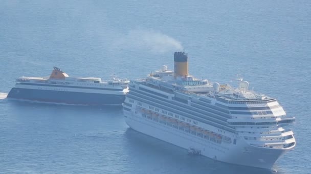 Cruceros y transbordadores que ingresan al puerto marítimo de la ciudad turística, viajes de vacaciones — Vídeo de stock