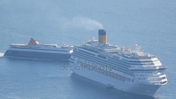 Statki cruisowe i prom, wprowadzając port morski turystyki miasta, wakacyjnych podróży — Wideo stockowe