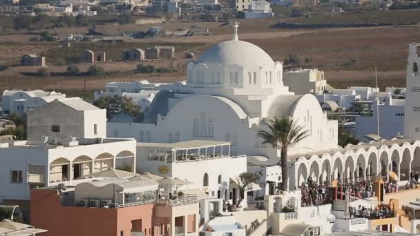 Foule de touristes visitant l'église métropolitaine orthodoxe de l'île de Santorin — Video