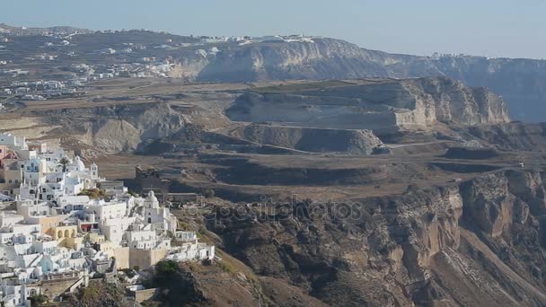 Fira stad gelegen op vulkanische eilanden, reizen naar Santorini, luchtfoto panorama — Stockvideo