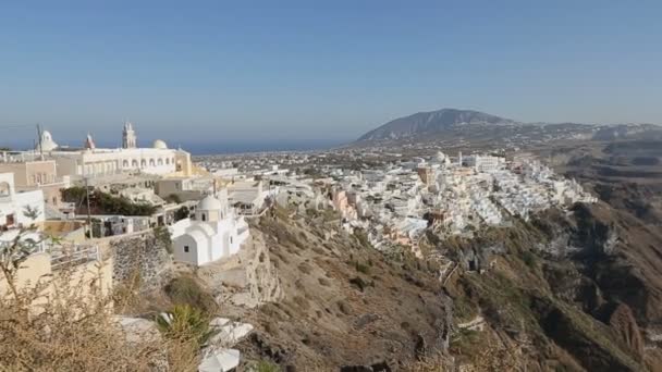 Turistas desfrutando de vista de agradável cidade pequena na caldeira vulcânica, ilha de Santorini — Vídeo de Stock