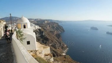 Ege Denizi'nin havadan görünümü şaşırtıcı Santorini kiliseler, turistler seyahat