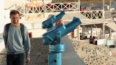 Mutlu turist ile güzel deniz manzarası ile ilgilenen cruise gemi ile dürbün