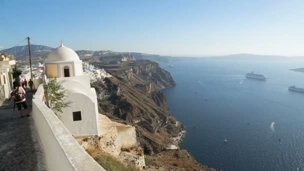 Los turistas que visitan las iglesias de Santorini, increíble vista aérea del mar Egeo, viajes — Vídeos de Stock