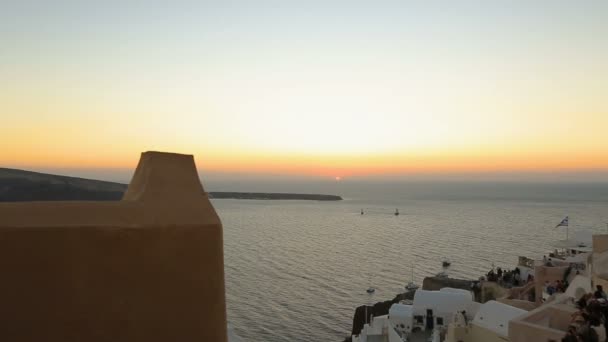 Coucher de soleil fantastique vu de Fira ville sur l'île de Santorin, vacances romantiques 