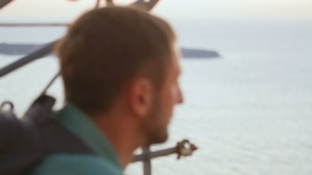 Voyageur masculin réfléchi regardant la mer sans fin, rêvant d'aventures — Video