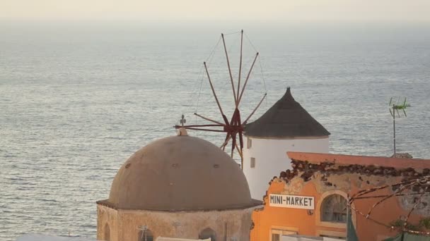 Iglesia de Santorini y mini techos del mercado contra las increíbles vistas al mar Egeo, Grecia — Vídeos de Stock