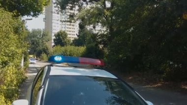 Kilitlenme koşullar belirlemek için olay yerine gelen birkaç polis arabaları