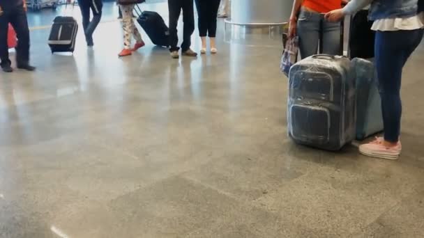 Pessoas aguardando embarque em seu voo no aeroporto, transporte de passageiros — Vídeo de Stock