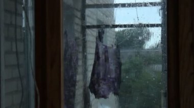 Kırsal evde, savaştan kaçan mülteciler kampı ip asılı Çamaşırhane