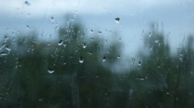 Kirli pencere gözlük sayesinde havasız daireye sonu çalışan taze yağmur damlaları