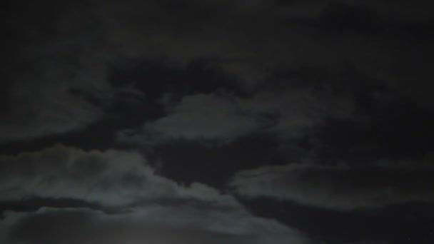 Magické síly zla a naprosté tmě silně obalující spící půlnoční město — Stock video