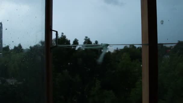 Meteo tempestoso visto attraverso la finestra aperta, avviso meteorologico sulla tempesta di vento — Video Stock