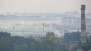 Endüstriyel cityscape, son derece toksik atmosferik kirlilik, ekoloji neden bitkiler