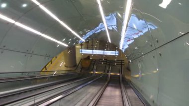 Aşağıya taşınması, Yeraltı Metro İstasyonu'na yolcu taşıyan Modern yürüyen merdiven