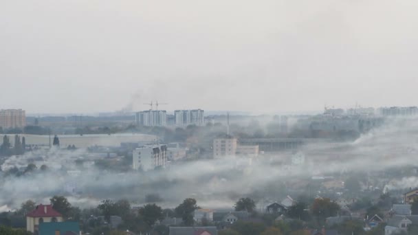 Fumaça perigosa do carvão e emissões industriais sobre a cidade industrial, ecologia — Vídeo de Stock