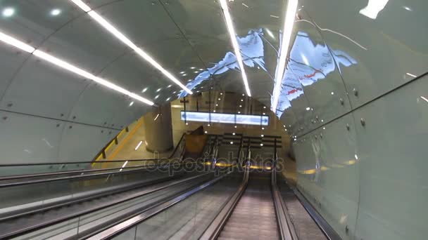 Σύγχρονη κυλιόμενες σκάλες κινείται προς τα κάτω, που μεταφέρουν επιβάτες στο σταθμό υπόγειου μετρό — Αρχείο Βίντεο