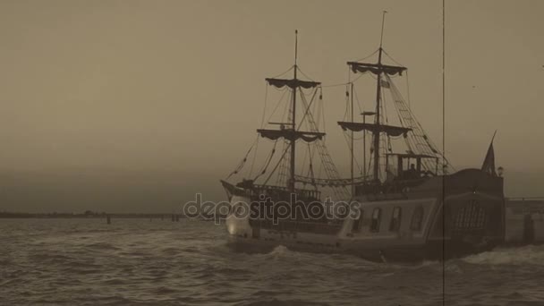 Enregistrement vidéo rétro archivé de l'expédition de découverte marine naviguant sur un bateau 