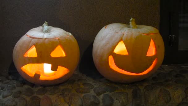 Calabazas espeluznantes talladas en Jack-o-lanterns que recuerdan el Día de Todos los Santos — Vídeos de Stock