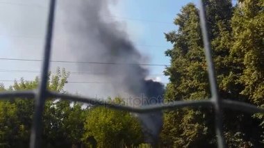 Kurtarma ekipleri takım için bekleyen ahşap kamera korkunç uçak kazasında üzerinde filme tanık