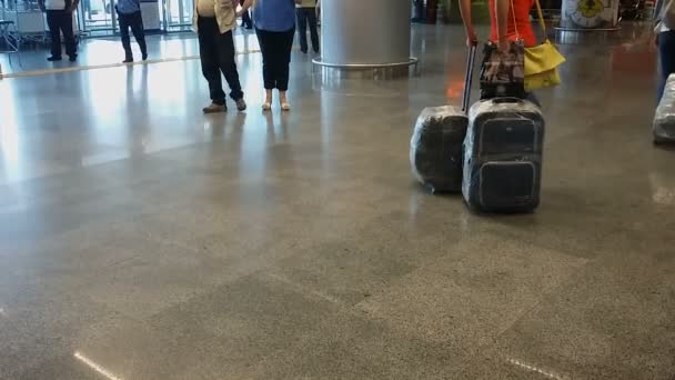 Velké letištní terminál není nikdy prázdný, lidé čekají na příjezd a odjezd — Stock video