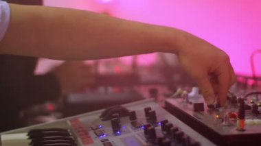 Geceden önce ses donanımları kontrol ve ayarlama deejays gece kulübünde rave