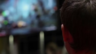 Zaman ve yaşam onları siber dünyada imbibing videogames oynarken yanan gençlik