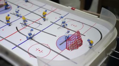 Tablo buz hokeyi oynarken, net, kapalı aktivite karşıt içine topu isabet kişi